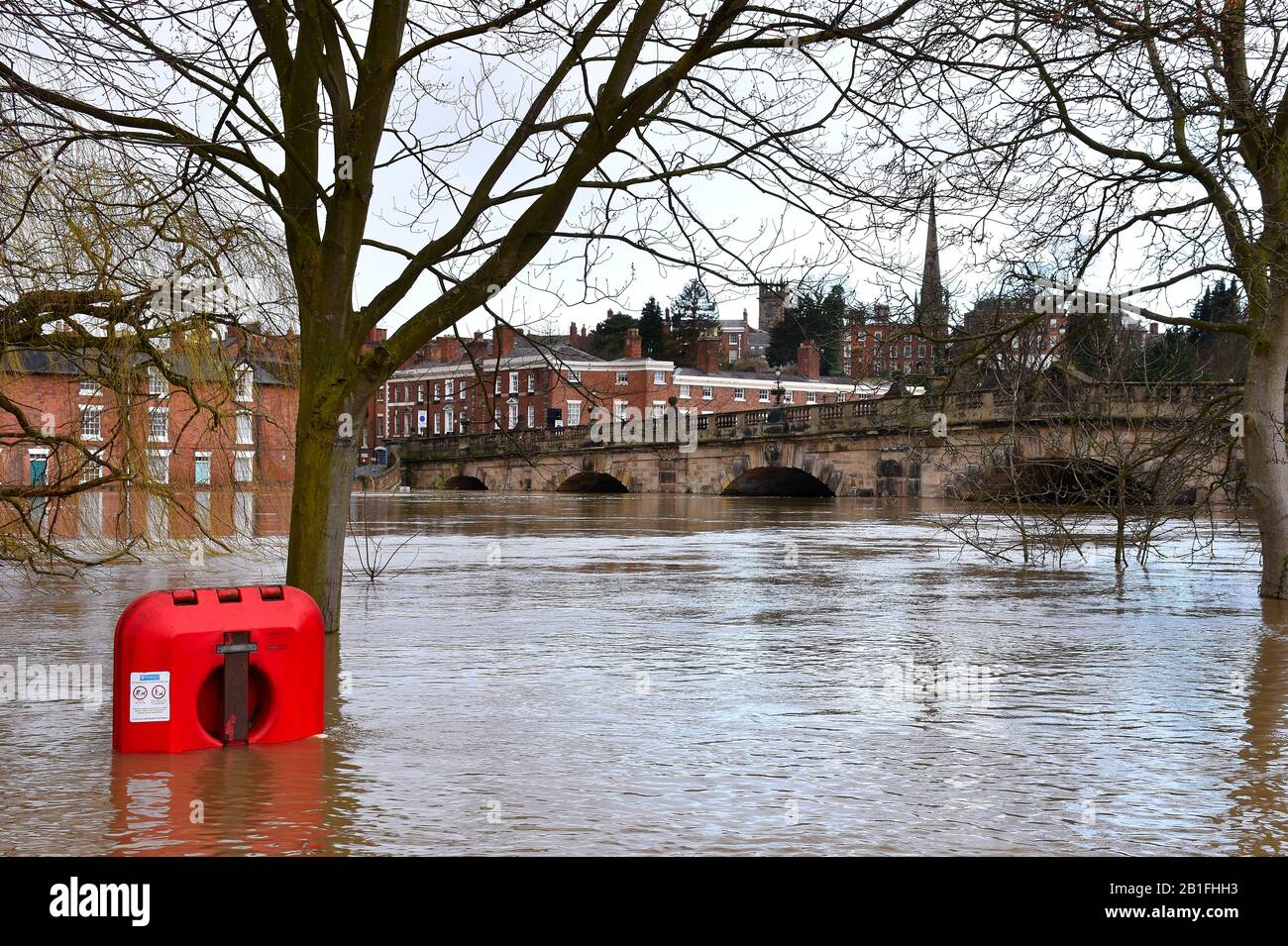 Il ponte inglese a Shrewsbury a piena capacità mentre l'acqua delle inondazioni si riversa sulle rive del fiume Severn. Foto Stock