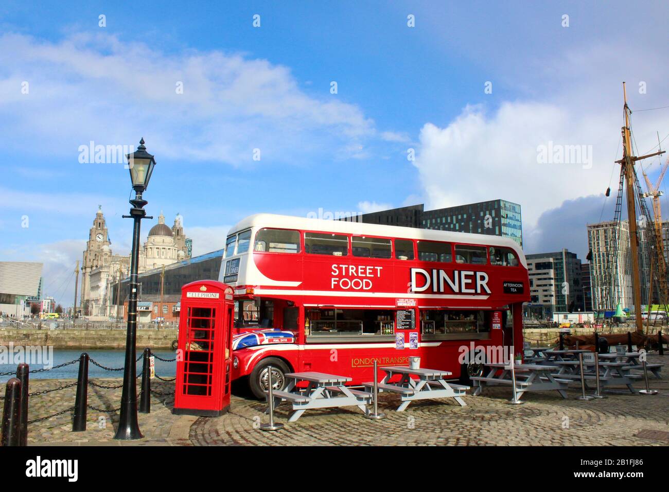 Autobus Red routemaster che vende cibo di strada al Royal albert Dock liverpool inghilterra UK Foto Stock