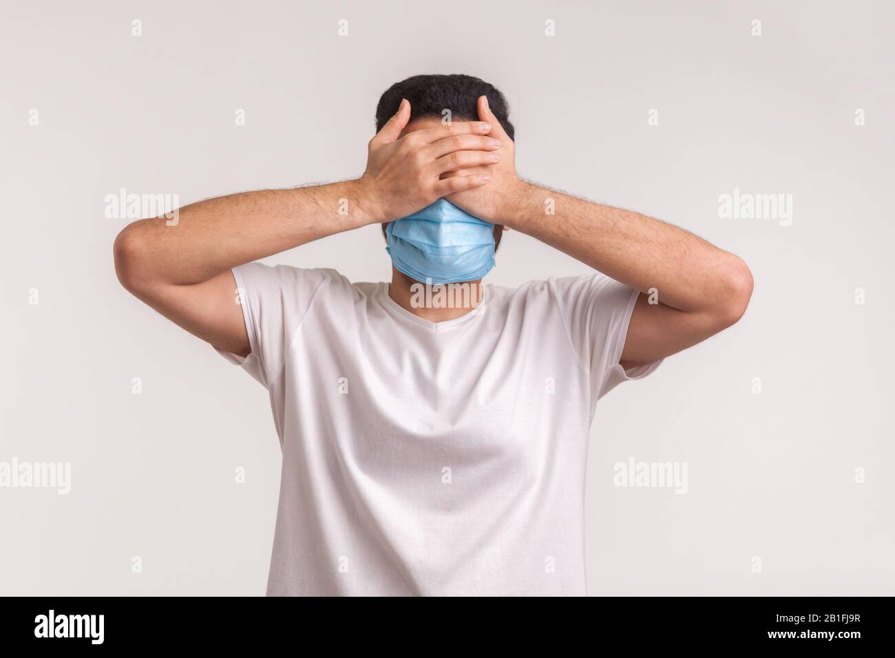 Paura di malattie contagiose, coronavirus. Uomo in maschera igienica che copre gli occhi, paura di infezione, malattia respiratoria aerea come influenza, 2019-nCoV, Foto Stock