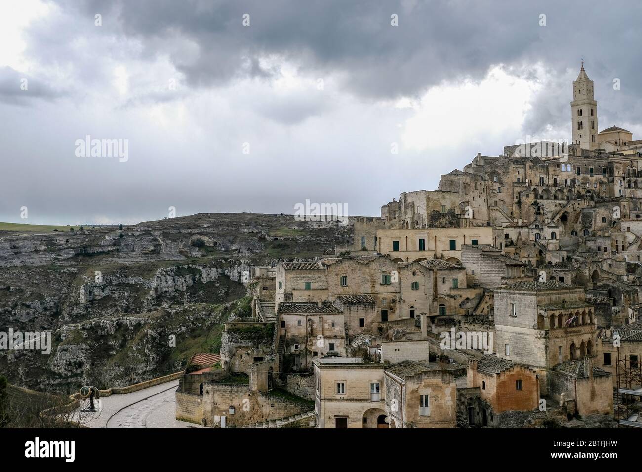 Vista panoramica della città vecchia di matera, italia, persone e auto, tradizionali case in pietra Foto Stock