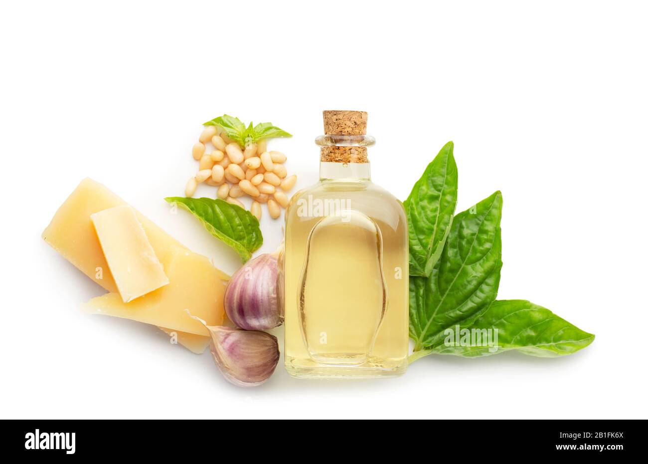 Ingredienti per cucinare il pesto isolato su fondo bianco. Set di prodotti per pesto tradizionale di salsa italiana. Basilico, aglio, olio d'oliva, pino Foto Stock