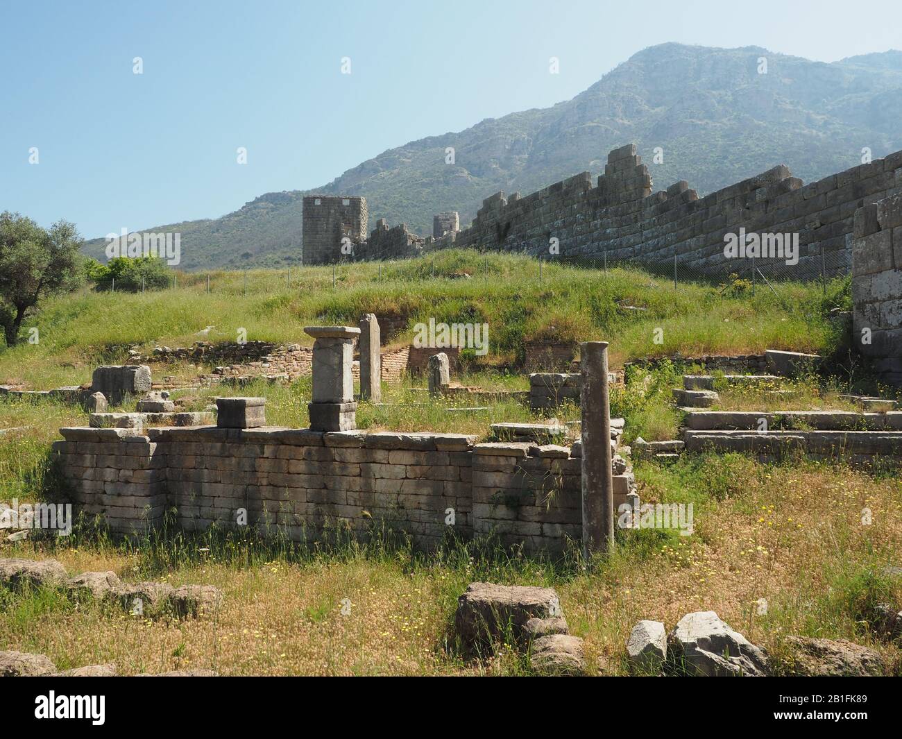 Mura della città di Messene antico dalla porta Arcadiana fino alla Torre 17 vicino a Itomi, Messini, Messenia, Peloponneso, Grecia Foto Stock