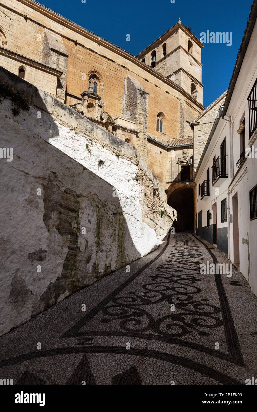 Una strada vuota ad Alhama de Granada, Spagna Foto Stock