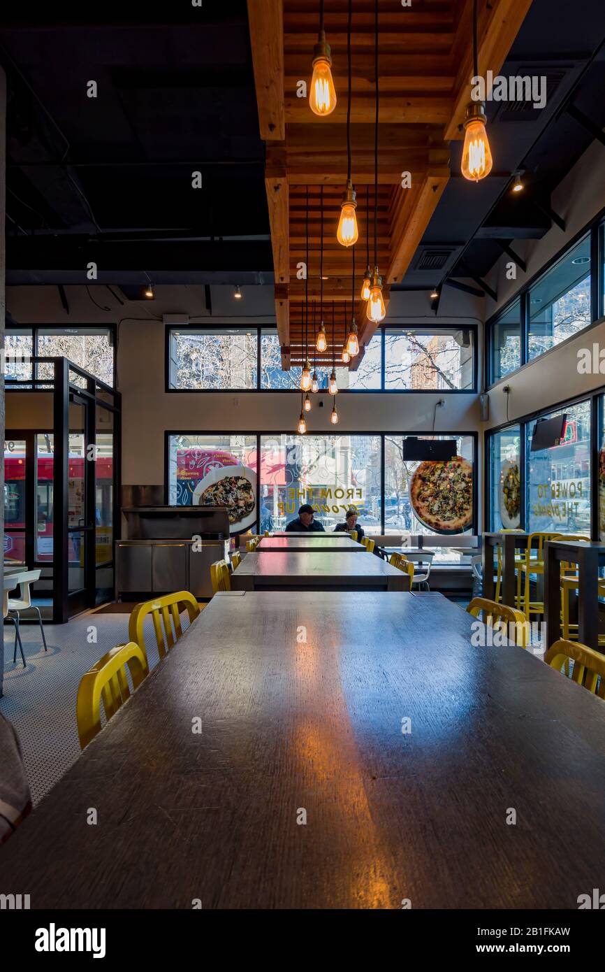 Denver, 14 FEBBRAIO: Vista interna di un ristorante il 14 FEBBRAIO 2020 a Denver, Colorado Foto Stock