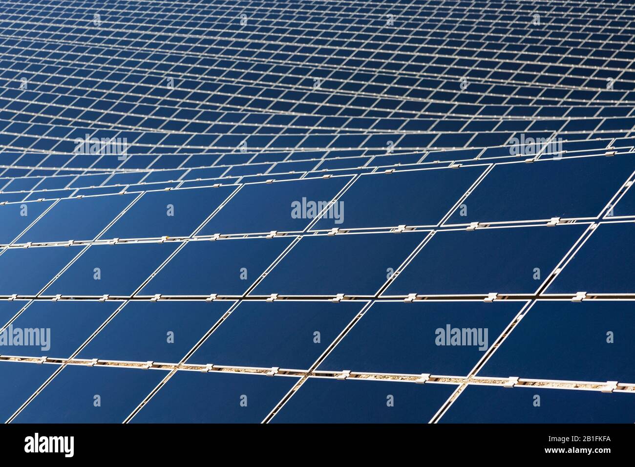 Molti pannelli solari in un'azienda agricola di energia in Spagna Foto Stock