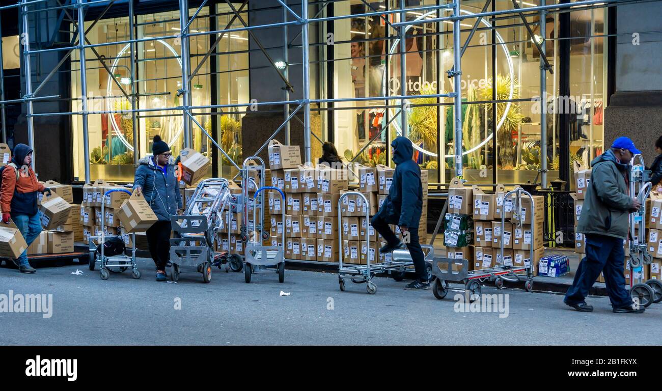 I lavoratori preparano le consegne Fresche di Amazon per la distribuzione nel quartiere Flatiron di New York lunedì 17 febbraio 2020. (© Richard B. Levine) Foto Stock