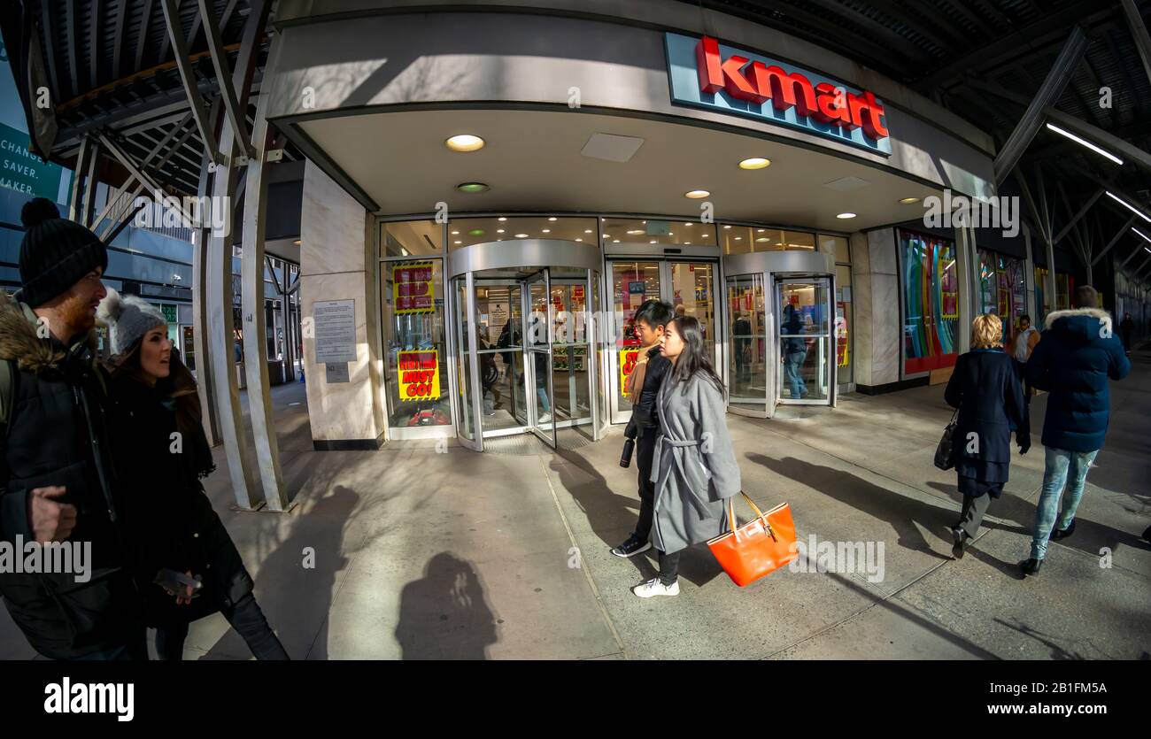 I cartelli di chiusura del negozio sono stati intonacati in tutto il negozio Penn Station Kmart di New York venerdì 21 febbraio 2020. Dopo oltre venti anni Transformco, il proprietario di Kmart, sta chiudendo il negozio che licenziano 160 lavoratori. L'ultimo giorno del negozio nel 4 maggio. (© Richard B. Levine) Foto Stock