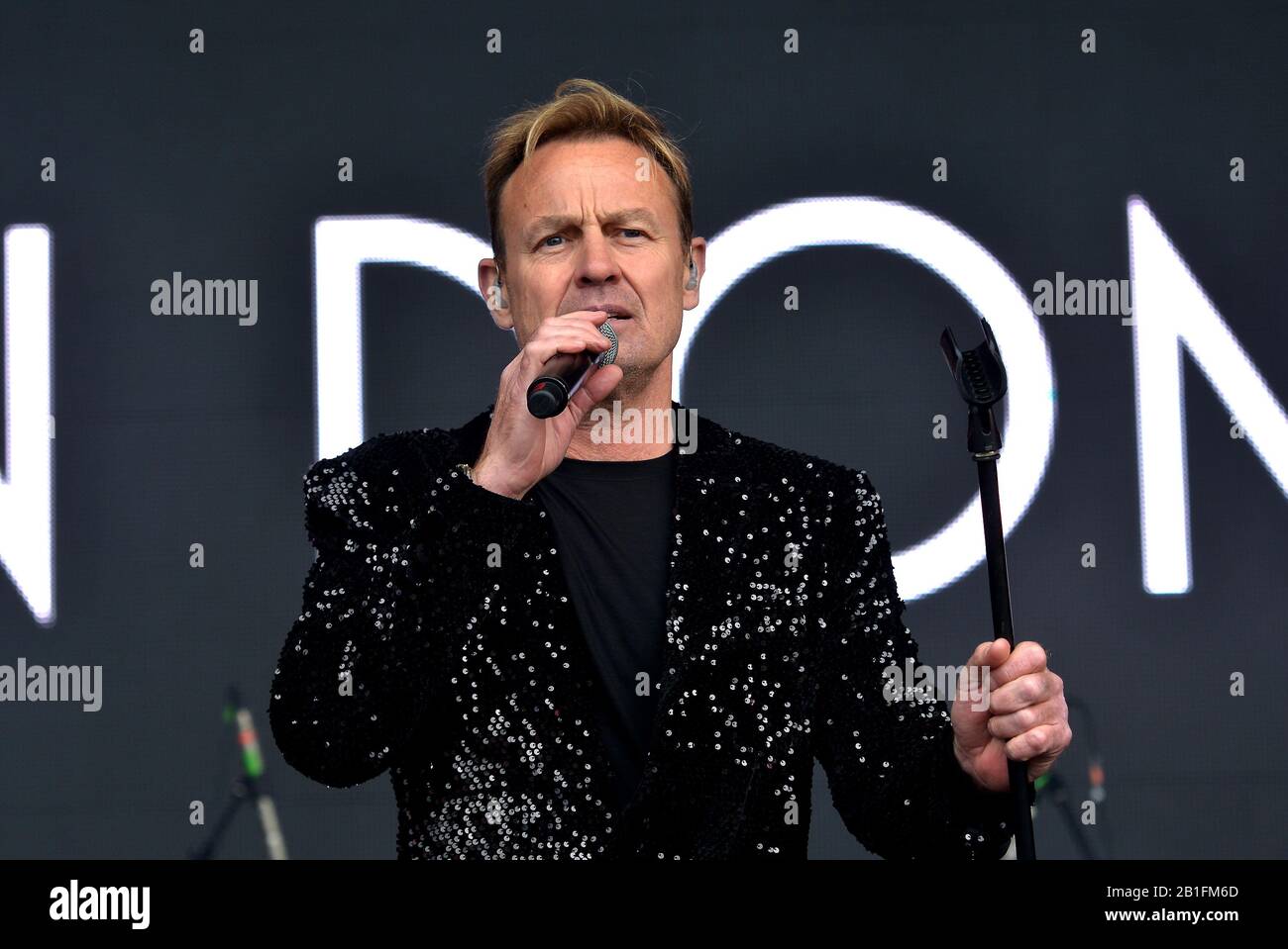 Jason Donovan preforming dal vivo sul palco al festival musicale 2019 Foto Stock