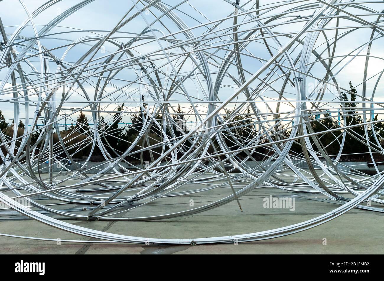 "New York Clearing" nel Brooklyn Bridge Park di New York visto domenica 16 febbraio 2020. La scultura esperienziale di Anthony Gormley consiste di oltre 11 miglia di tubi in alluminio che si innalzano a 50 piedi. L'installazione fa parte di Connect BTS sponsorizzato dalla banda coreana BTS. La scultura sarà in vista fino al 27 marzo. (© Richard B. Levine) Foto Stock