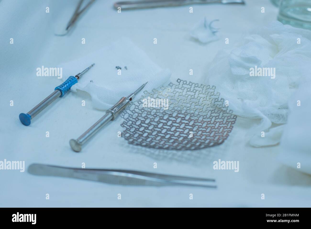 Morsetto per cranio con perni e soluzione antisettica per il fissaggio della testa in chirurgia neurochirurgica sala operatoria strumenti neurochirurgici, tra cui un titaniu Foto Stock