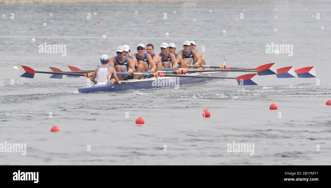 Shunyi, CINA. Inizio di un caldo dei Mens eights, GBR M8+, allontanarsi dal pontone di partenza al 2008 Olympic Regatta, Shunyi Rowing Course. Lunedì. 11.2008 [Credito Obbligatorio: Peter Spurrier, Intersport Images] Foto Stock