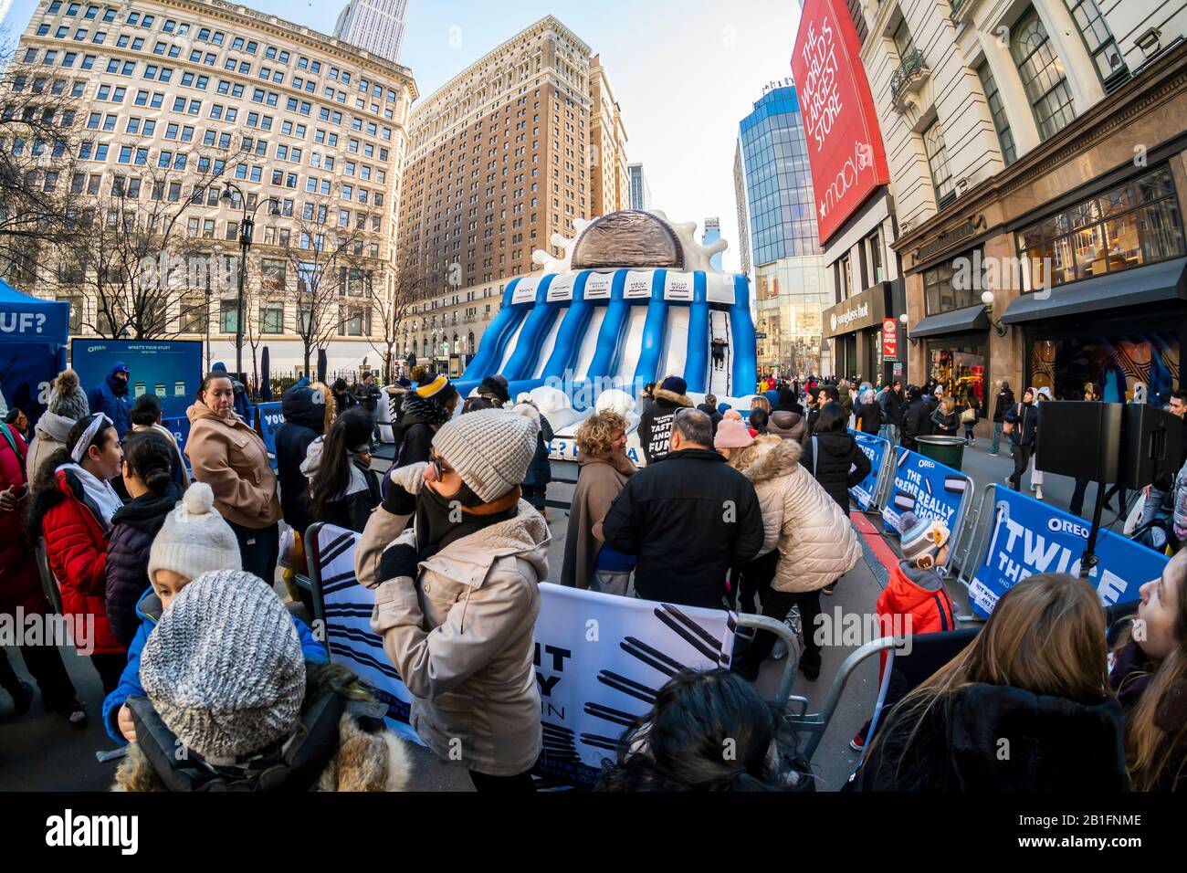 Centinaia di persone si sono allineate a Herald Square a New York con l'attivazione di un cookie Oreo venerdì 21 febbraio 2020. I visitatori hanno partecipato a una campagna "What's Your Stuf?" dove selezionando una diapositiva avete votato per il vostro livello preferito di riempimento dei cookie. (© Richard B. Levine) Foto Stock