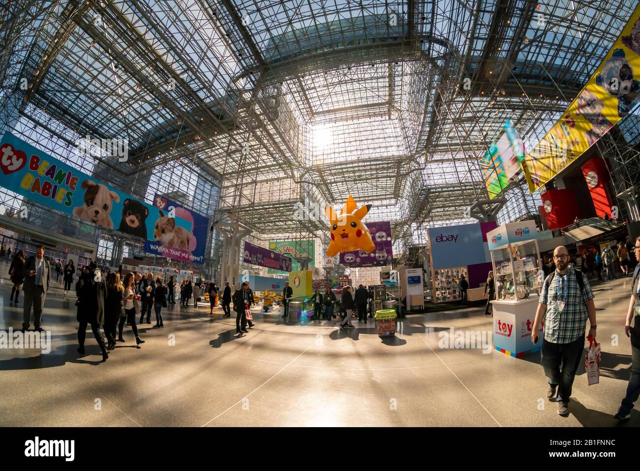 117th North American International Toy Fair nel centro convegni Jacob Javits di New York domenica 23 febbraio 2020. La fiera di quattro giorni con oltre 1000 espositori collega acquirenti e venditori e attira decine di migliaia di partecipanti. Il settore dei giocattoli genera oltre 26 miliardi di dollari negli Stati Uniti da solo e Toy Fair è la più grande fiera di giocattoli dell'emisfero occidentale. (© Richard B. Levine) Foto Stock