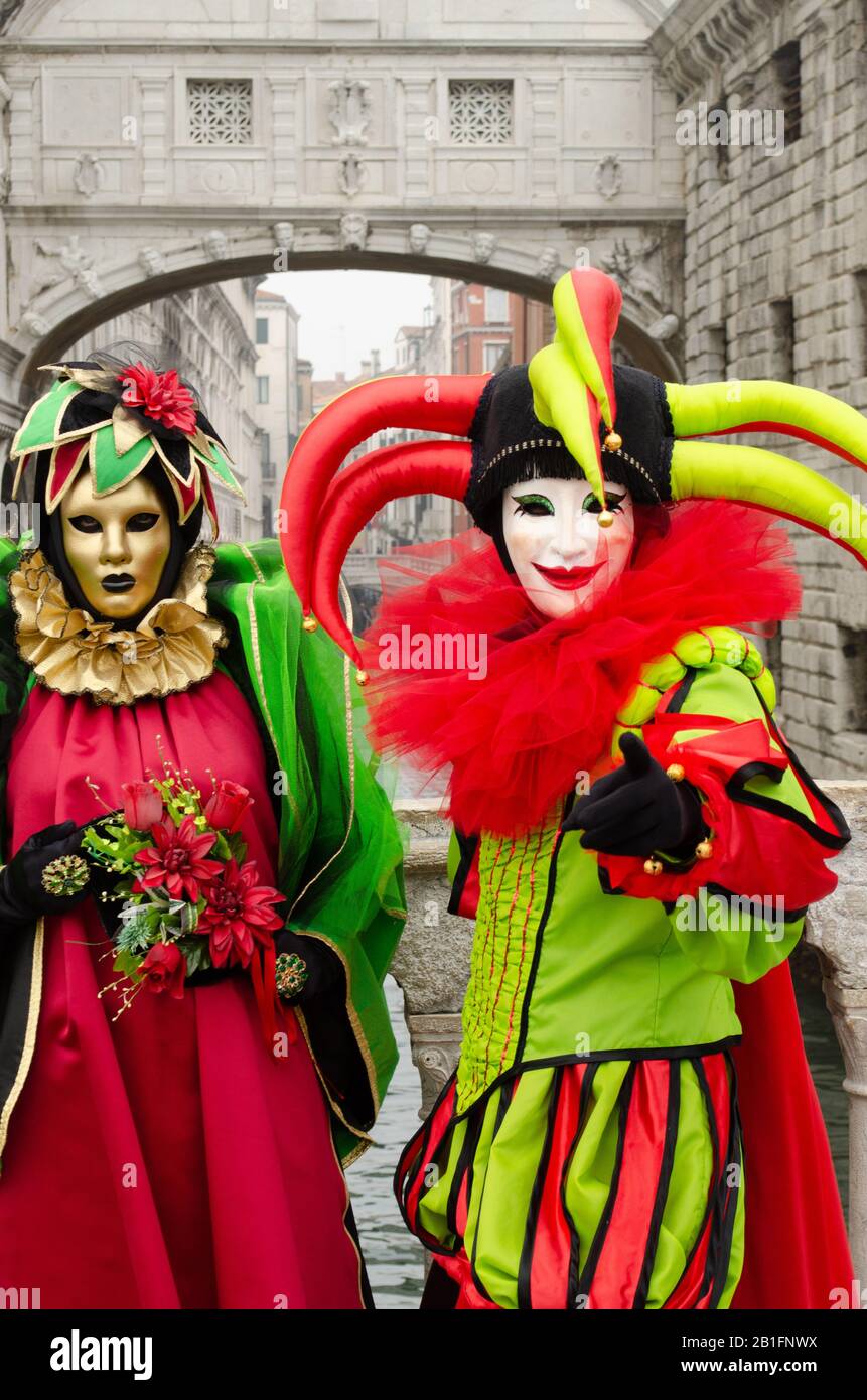 La gente è ancora nello spirito di carnevale, nonostante i festeggiamenti siano stati cancellati e la minaccia di Coronavirus Foto Stock