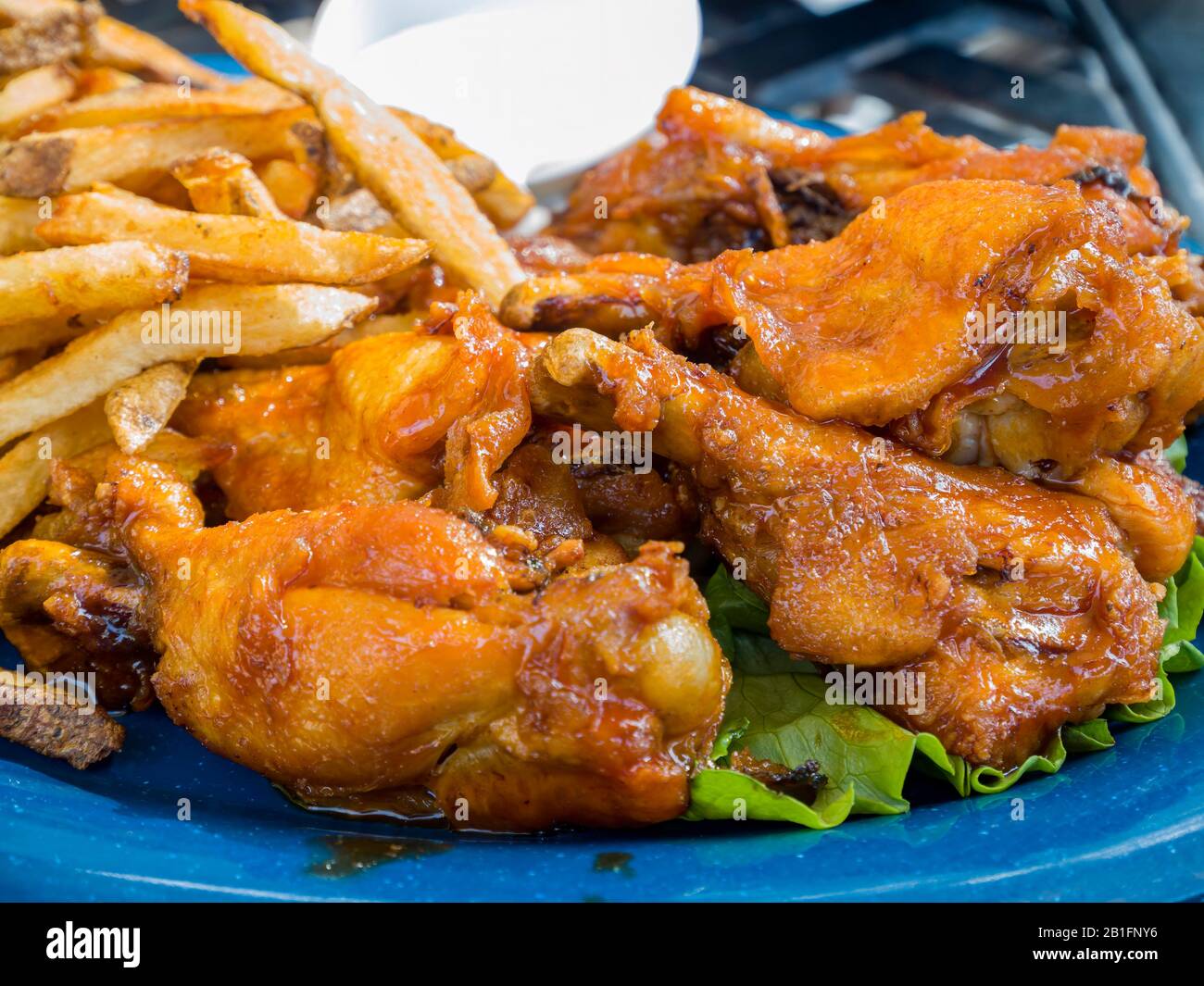Primo piano di un piatto di ali di pollo fritte e patatine fritte a Boulder City, Nevada Foto Stock