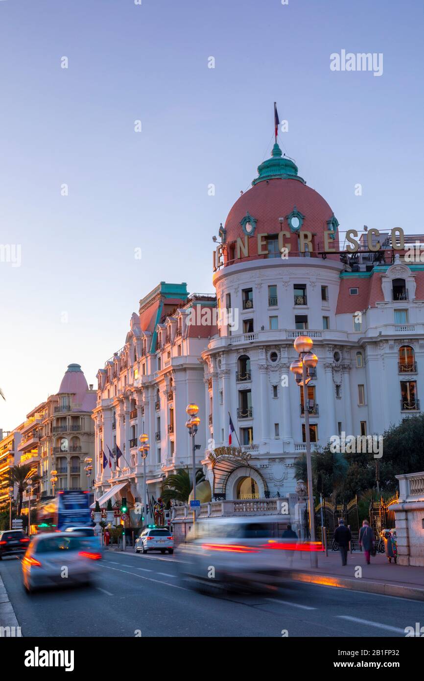 Hotel Negresco a Dusk, Promenade des Anglais, Baie des Anges, Nizza, Francia meridionale, Foto Stock