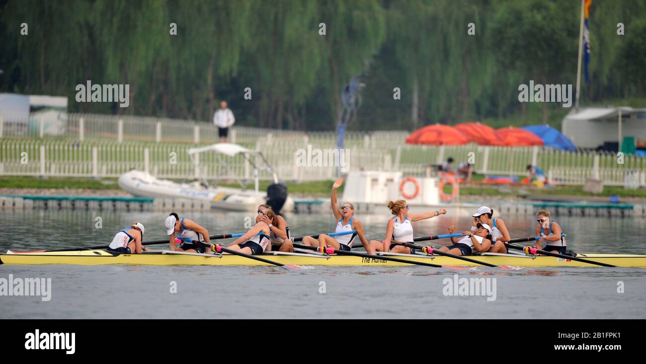 Shunyi, CINA. USA W8+, Bow, CAFARO Erin, SHOOP Lindsay, GOODALE Anna, LOGAN Elle, CUMMINS Anne, FRANCIA Susan, LIND Caroline, Stroke DAVIES Caryn e cox WHIPPLE Mary, vincendo e celebrando la medaglia d'argento, negli eights femminili alla Regata olimpica 2008, Shunyi Rowing Course. 12/08/2008 [Credito Obbligatorio: Peter Spurrier, Intersport Images] Foto Stock