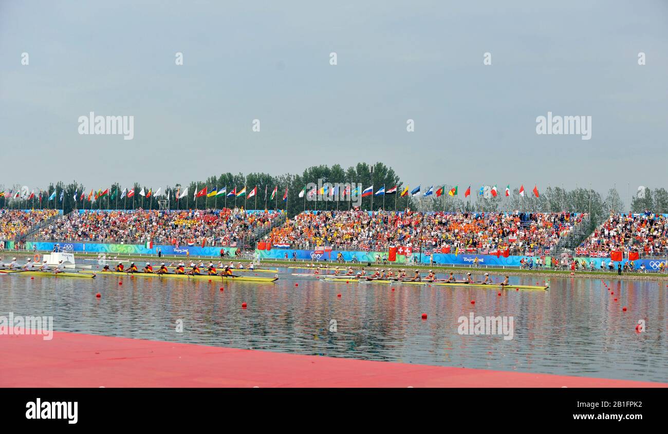 Shunyi, CINA. USA W8+, Bow, CAFARO Erin, SHOOP Lindsay, GOODALE Anna, LOGAN Elle, CUMMINS Anne, FRANCIA Susan, LIND Caroline, Stroke DAVIES Caryn e cox WHIPPLE Mary, vincendo e celebrando la medaglia d'argento, negli eights femminili alla Regata olimpica 2008, Shunyi Rowing Course. 12/08/2008 [Credito Obbligatorio: Peter Spurrier, Intersport Images] Foto Stock