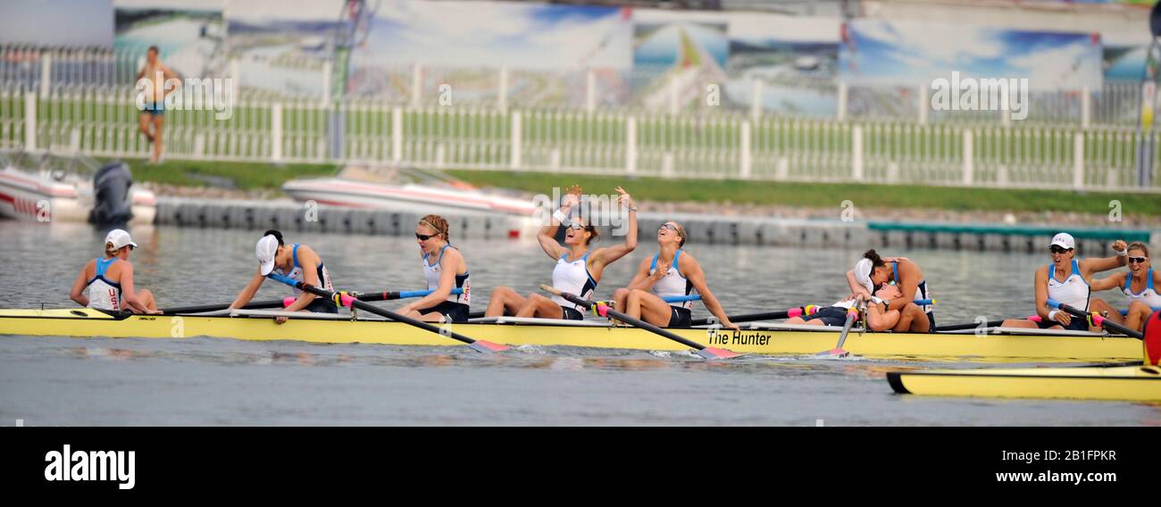 Shunyi, CINA. USA W8+, Bow, CAFARO Erin, SHOOP Lindsay, GOODALE Anna, LOGAN Elle, CUMMINS Anne, FRANCIA Susan, LIND Caroline, Stroke DAVIES Caryn e cox WHIPPLE Mary, vincendo e celebrando la medaglia d'oro, negli eights femminili alla Regata olimpica 2008, Shunyi Rowing Course. 12/08/2008 [Credito Obbligatorio: Peter Spurrier, Intersport Images] Foto Stock