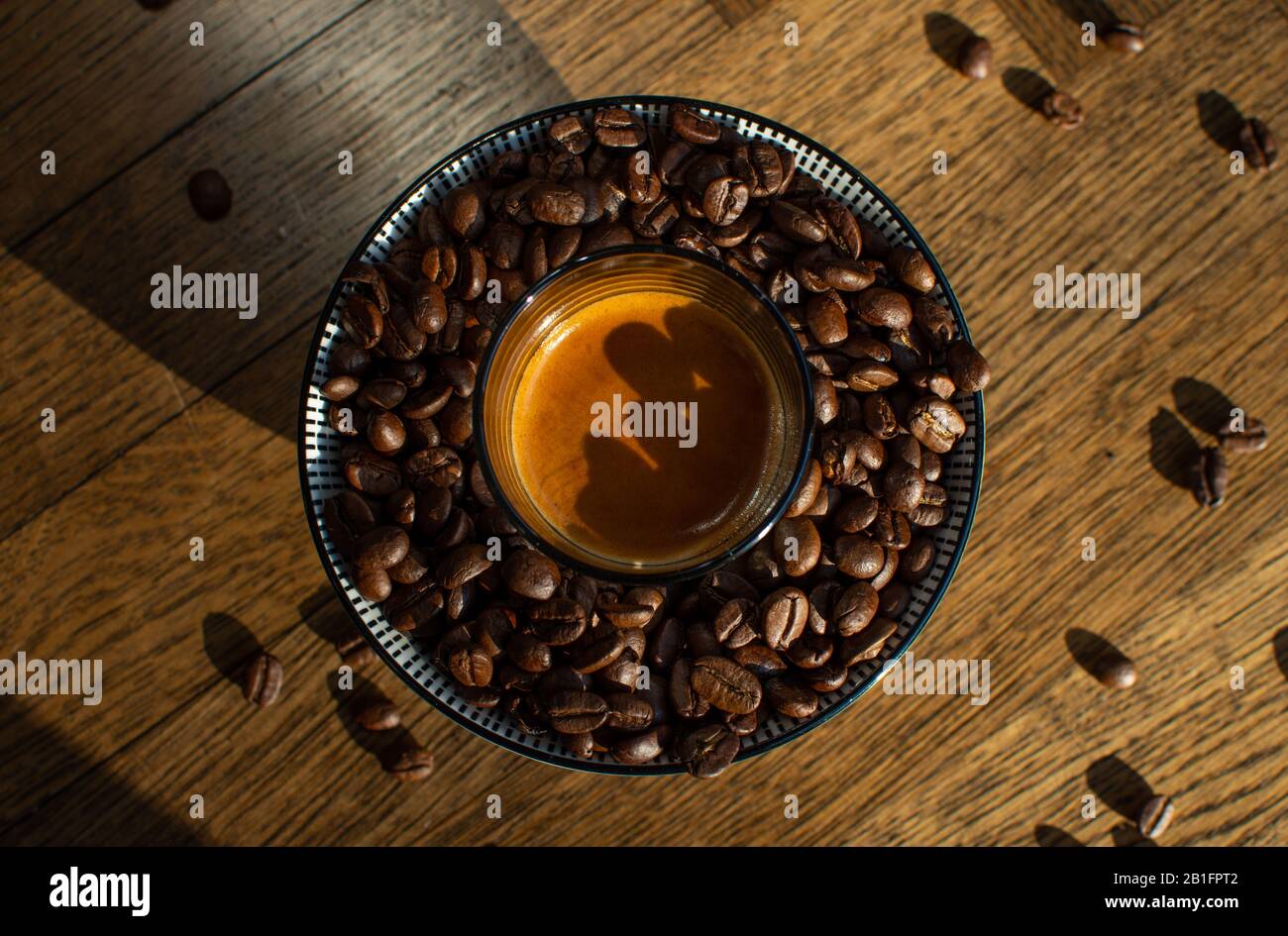 Rifilare il caffè in ciotola con la crema al centro . Luce naturale calda Foto Stock