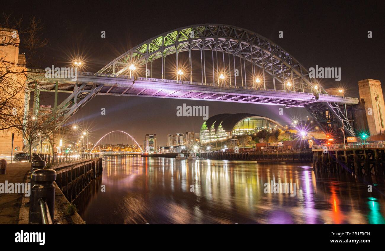 Lunga esposizione del ponte tyne di notte, con il ponte millenoum e salvia sullo sfondo Foto Stock