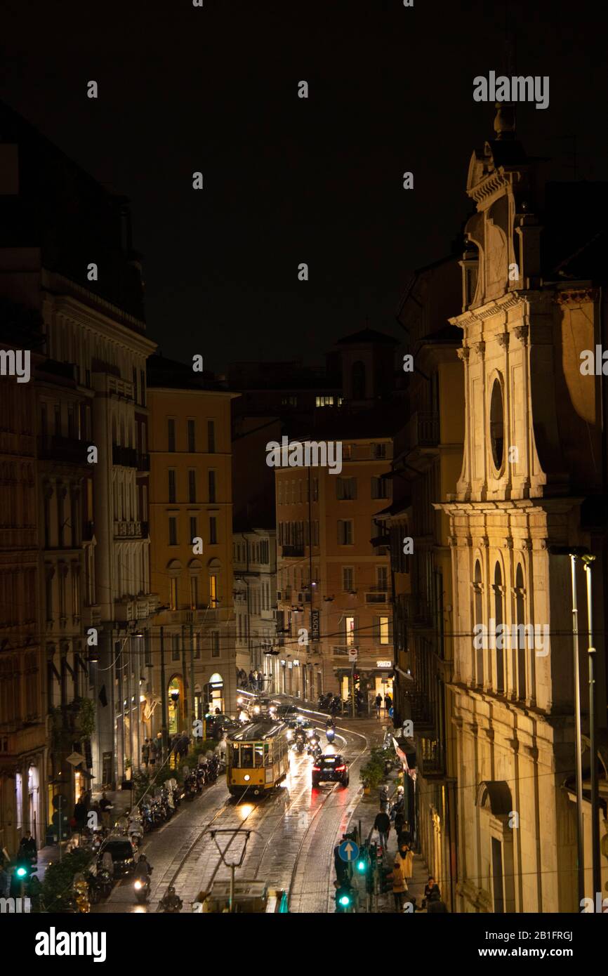 Veduta aerea di corso Magenta e San Maurizio al Monastero maggiore in una notte di pioggia a Milano, Lombardia, Italia, Europa Foto Stock
