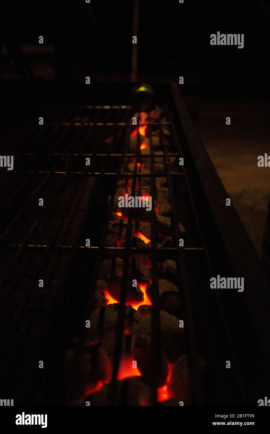 Barbecue piano cottura con calici incandescenti di notte Foto Stock