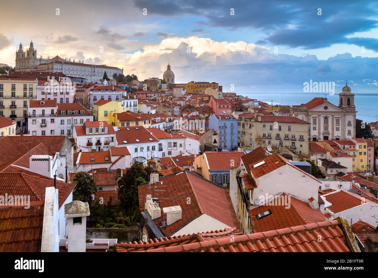 Vista sui tetti di Lisbona, l'antico monastero di São Vicente de Fora e la cupola della chiesa di Santa Engrácia da Miradouro Alfama Foto Stock