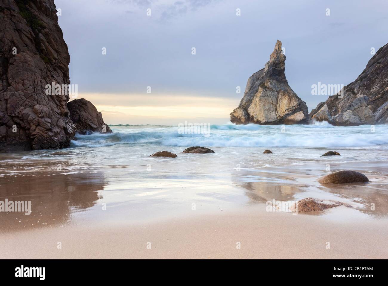 Tramonto sulla spiaggia di Praia da Ursa, con il gigante Ursa e Gigante massi. Cabo Da Roca, Colares, Sintra, Portogallo, Europa. Foto Stock