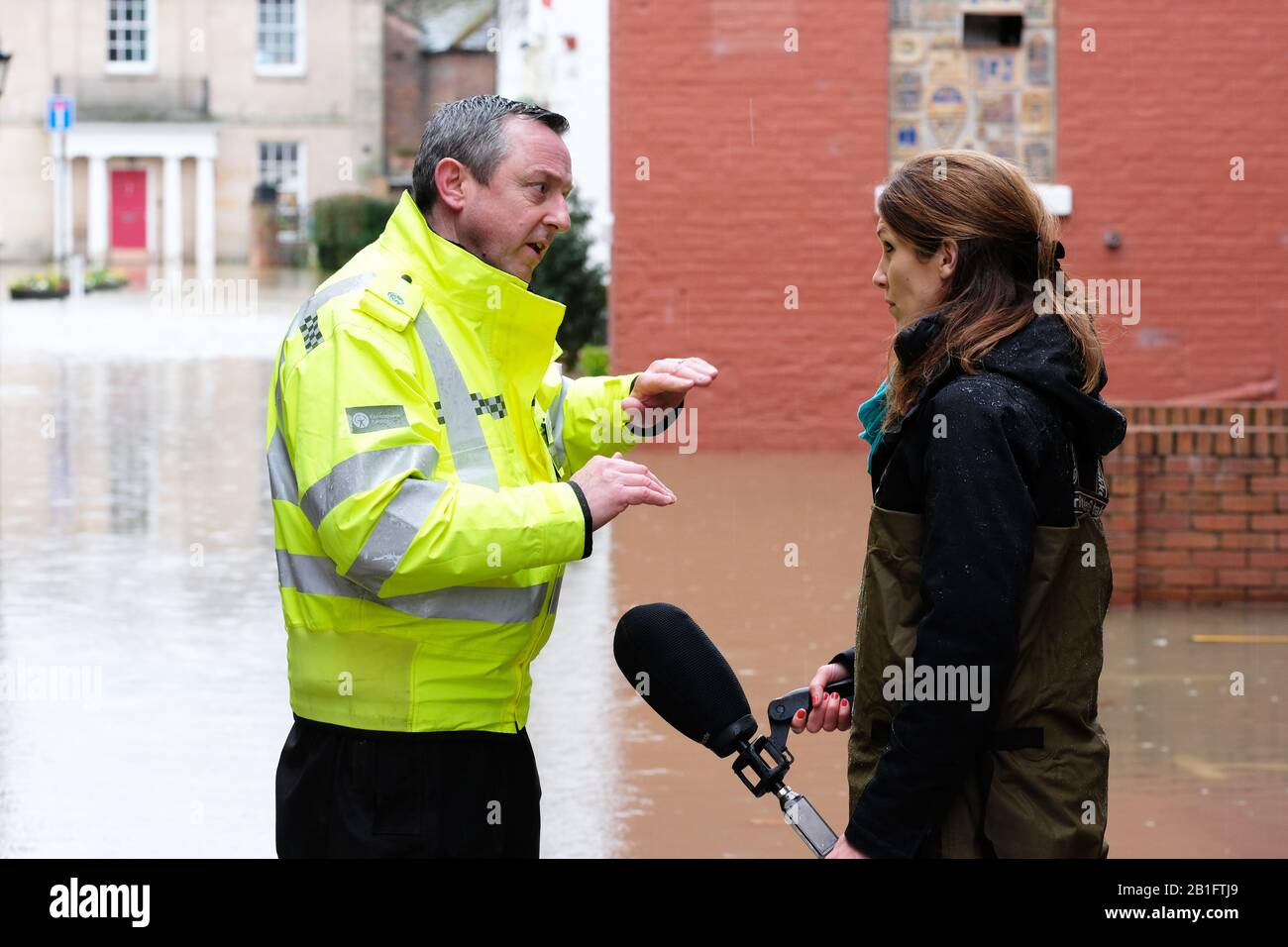 Shrewsbury, Shropshire, Regno Unito - Martedì 25th Febbraio 2020 - il portavoce dell'Agenzia per l'ambiente Chris Baiger parla dell'inondazione dei media nel centro di Shrewsbury. Il fiume Severn sarà picco più tardi oggi e un Grave Flood Warning è attualmente in vigore per Shrewsbury. Foto Steven May / Alamy Live News Foto Stock