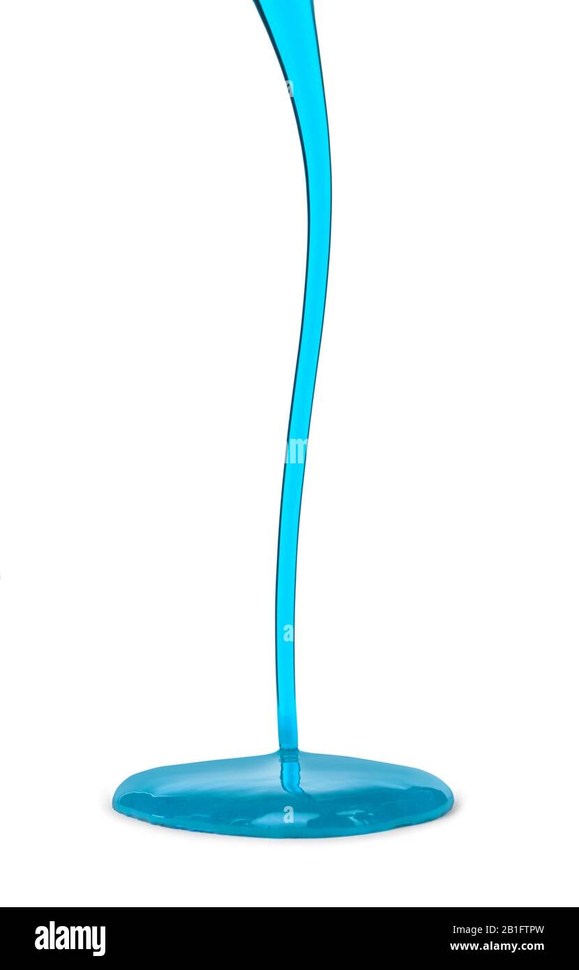abbassamento di un liquido viscoso blu su sfondo bianco Foto Stock