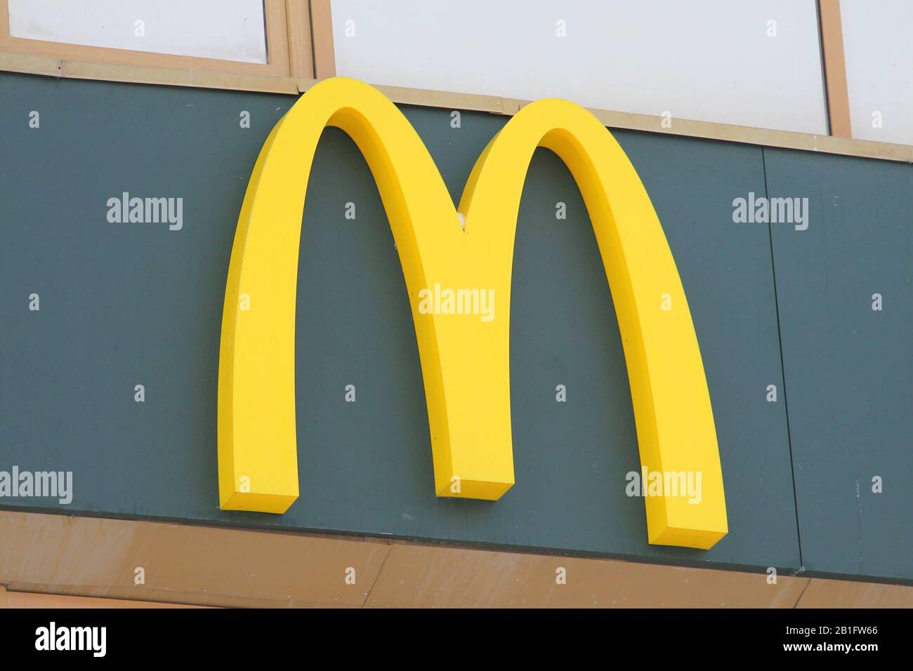29.12.2019 Syktyvkar, Russia, lettera maiuscola gialla M, ristorante fast food mcdonalds cartello. Stock foto per web e stampa. Foto Stock