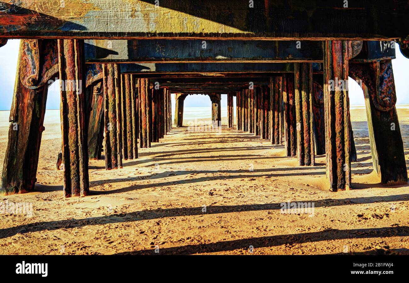 Sotto il vecchio molo di Lytham St Annes, Lancashire, Inghilterra, Regno Unito Foto Stock