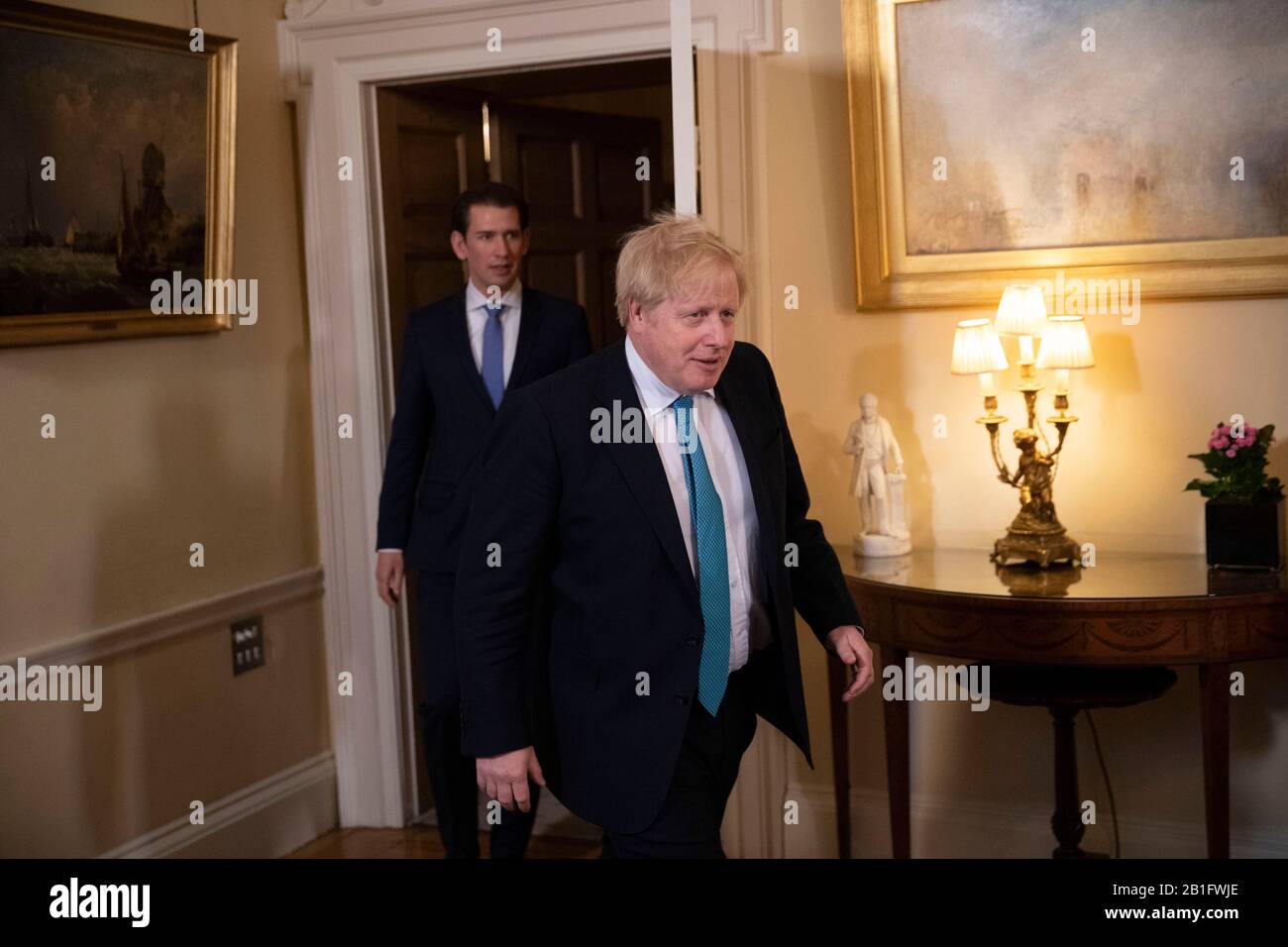 Il primo Ministro Boris Johnson e il Cancelliere austriaco Sebastian Kurz arrivano per l'inizio del loro incontro a 10 Downing Street, Londra. Foto Stock