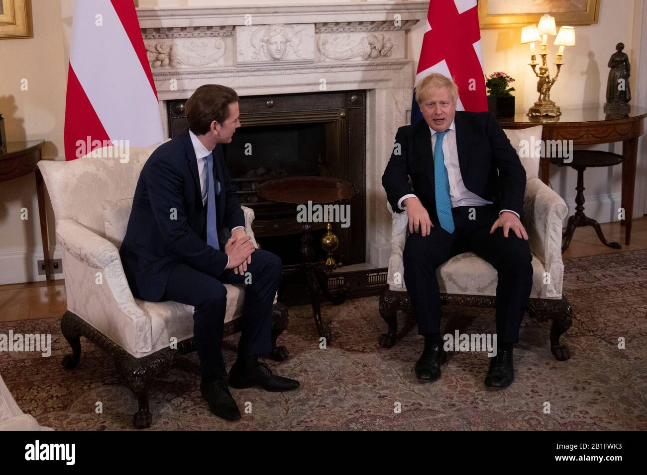 Il primo Ministro Boris Johnson parla con il Cancelliere austriaco Sebastian Kurz all'inizio del loro incontro a 10 Downing Street, Londra. Foto Stock