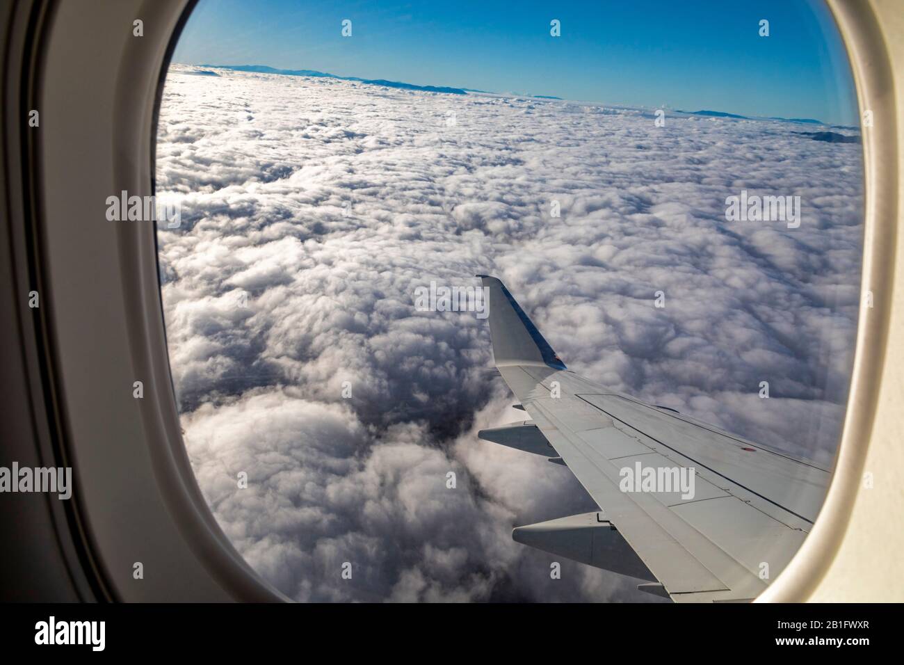 Oaxaca, Messico - la vista da un jet American Airlines che vola sopra le nuvole sopra le valgie centrali di Oaxaca. Foto Stock