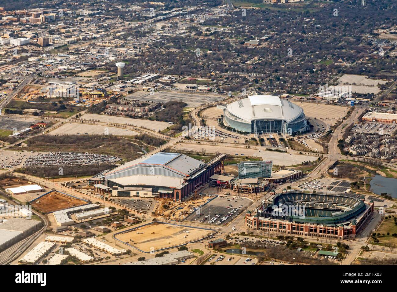 Arlington, Texas - AT&T Stadium (TOP), sede della squadra di football dei Dallas Cowboys, nei vasti sobborghi di Dallas-Fort Worth. Sotto A Sinistra, Globe Life Foto Stock