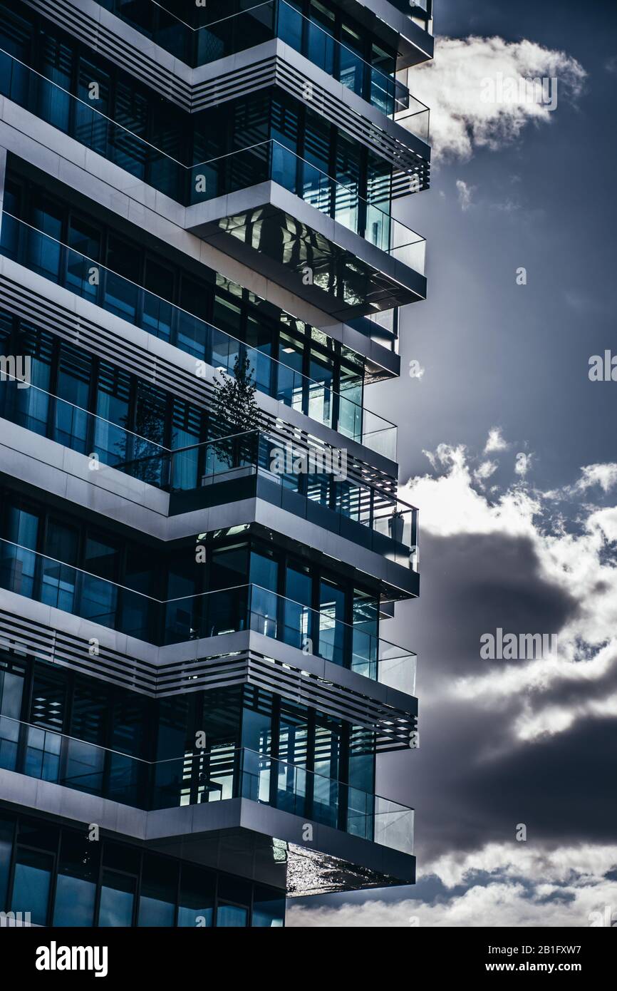 Edifici di architettura moderna di vetro e metall a Berlino Foto Stock