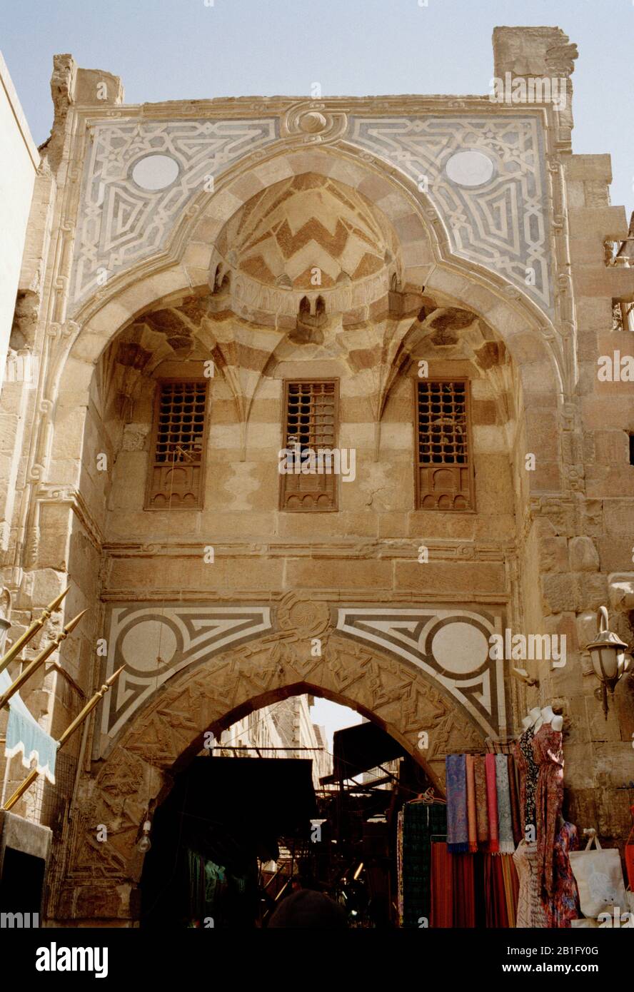 Antica porta ad arco nel mercato del bazar turistico a Khan al Khalili nel Cairo islamico nella città del Cairo in Egitto in Nord Africa. Khalil Foto Stock
