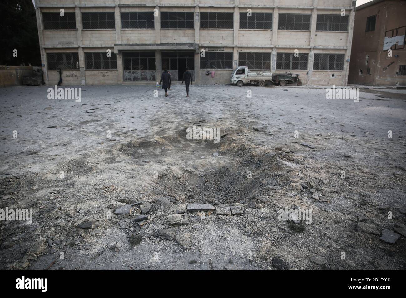 Maarrat Misrin, Siria. 25th Feb, 2020. Una vista di un buco dopo un attacco aereo, presumibilmente effettuato da forze siriane belvedere una scuola abitata da sfollati nella provincia di Idlib, tenuta dai ribelli. Credito: Anas Alkforhoutli/Dpa/Alamy Live News Foto Stock
