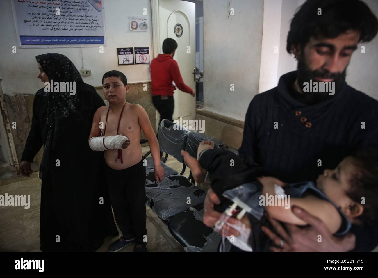 Maarrat Misrin, Siria. 25th Feb, 2020. I siriani arrivano a ricevere cure dopo che sono stati feriti durante un attacco aereo, presumibilmente effettuato dalle forze siriane belliche, hanno colpito una scuola abitata da sfollati nella provincia di Idlib, tenuta dai ribelli. Credito: Anas Alkforhoutli/Dpa/Alamy Live News Foto Stock