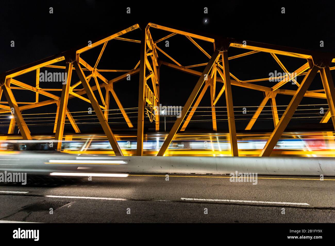 Il ponte della metropolitana di Seoul di notte, il movimento sfocato. Autostrada Seoul di notte, Corea del Sud Foto Stock