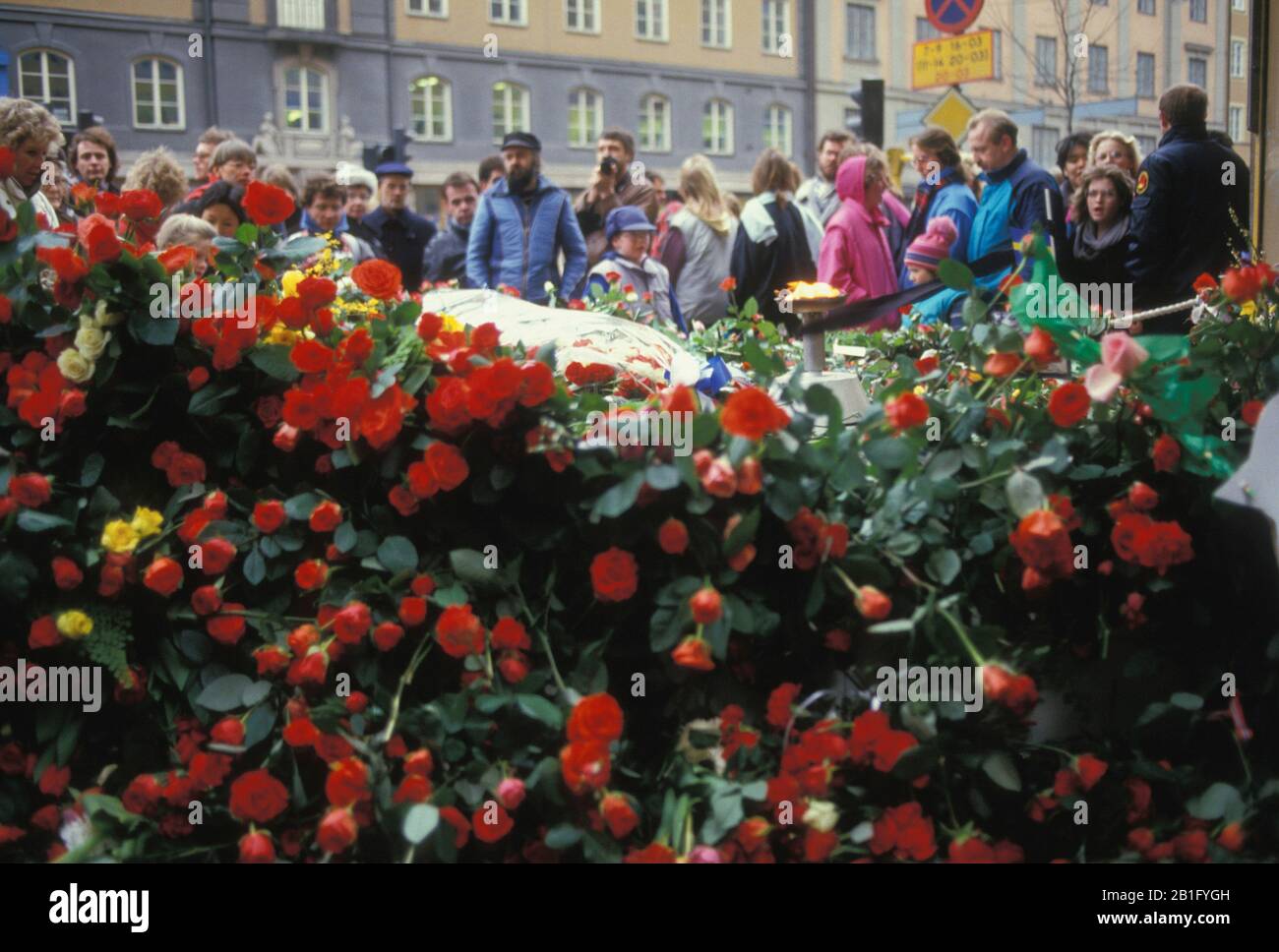 I funerali del primo ministro svedese che è stato girato nella strada di Sveavägen a Stoccolma City ceneter sulla strada di casa dopo la visita al cinema.Rose rosse nella scena dell'omicidio Foto Stock