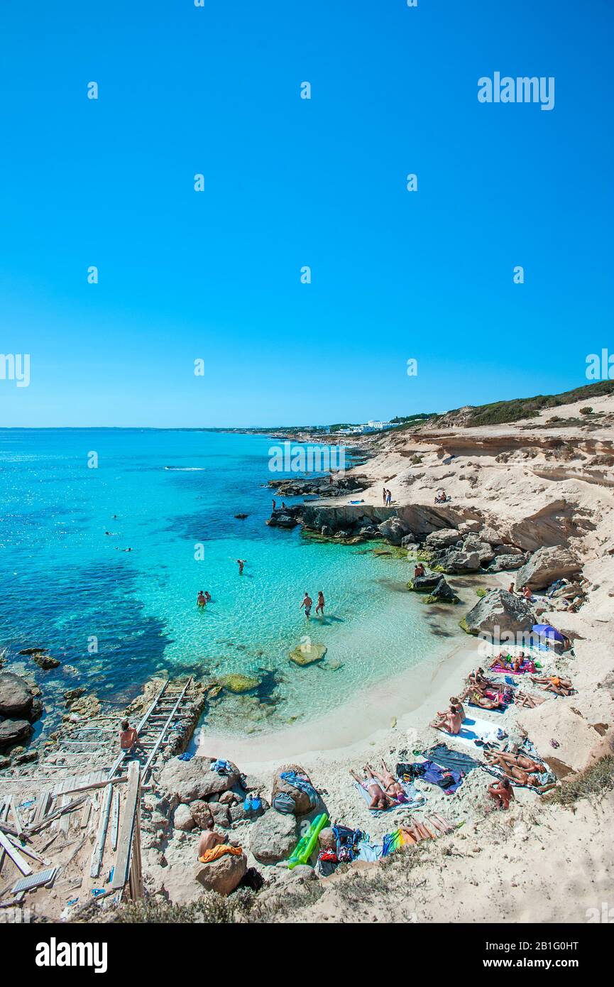 Piccola spiaggia di baia a es Calo des Mort, Formentera, Baleari, Spagna Foto Stock