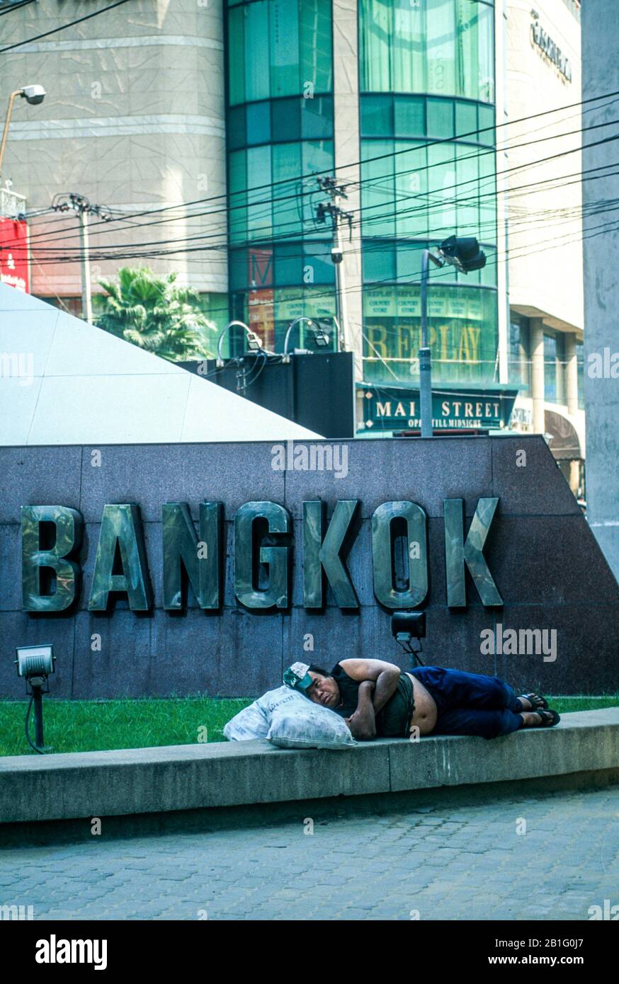 Street Sleeper, in giù e fuori a Bangkok, Thailandia, 1995 dicembre Foto Stock