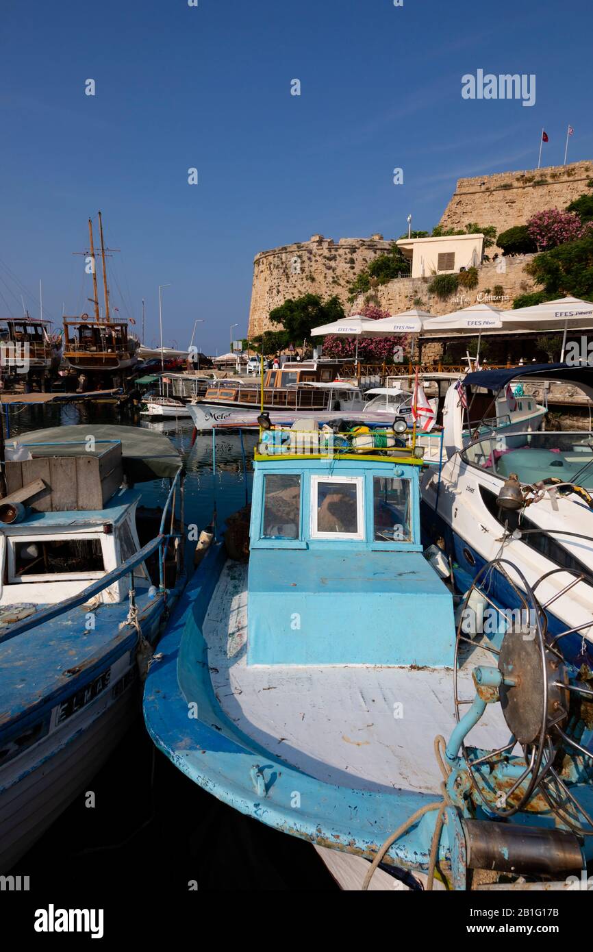 Barche nel porto di Kyrenia e castello. Repubblica Turca Di Cipro Del Nord. Foto Stock