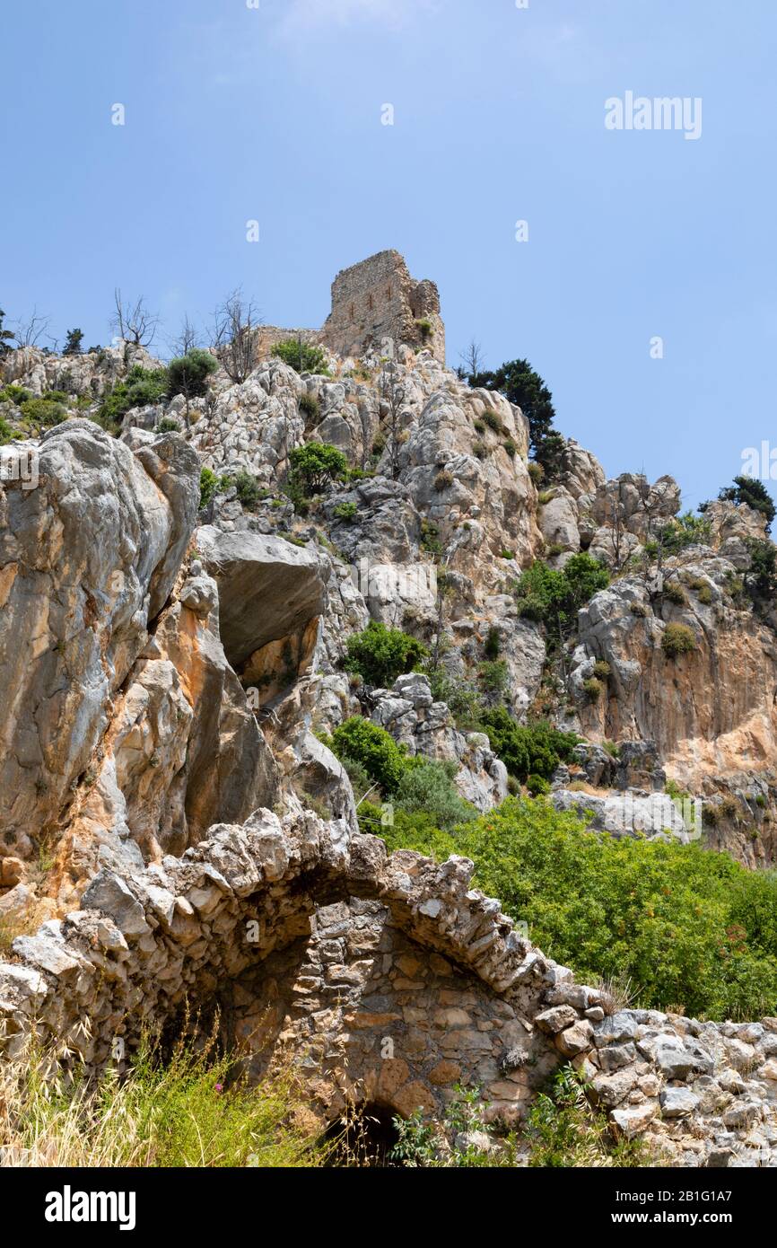 Rovine del castello di St Hilarion sulla catena montuosa di Kyrenia, nella parte settentrionale turca di Cipro. Foto Stock