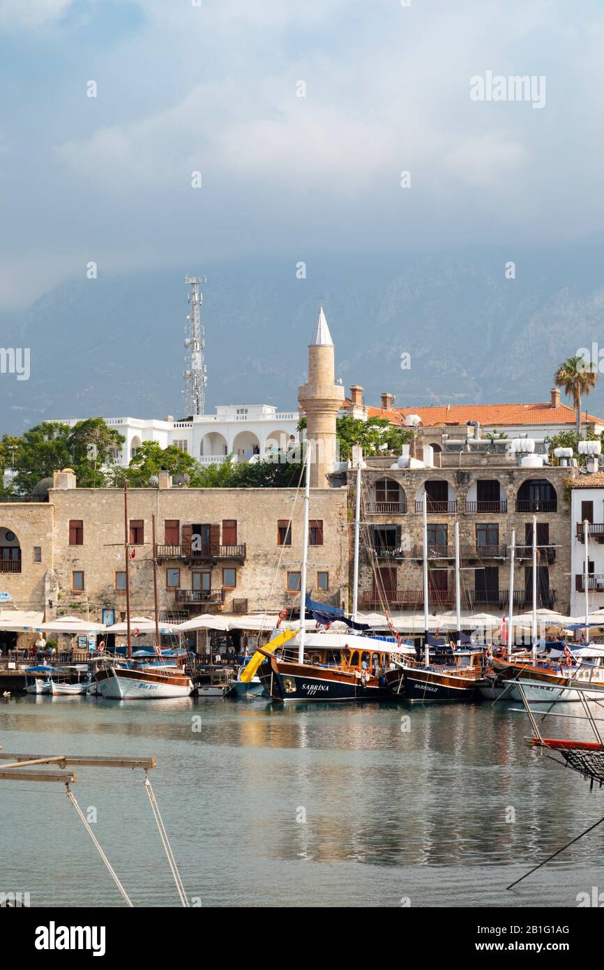 Barche nel porto di Kyrenia e castello. Repubblica Turca Di Cipro Del Nord. Foto Stock