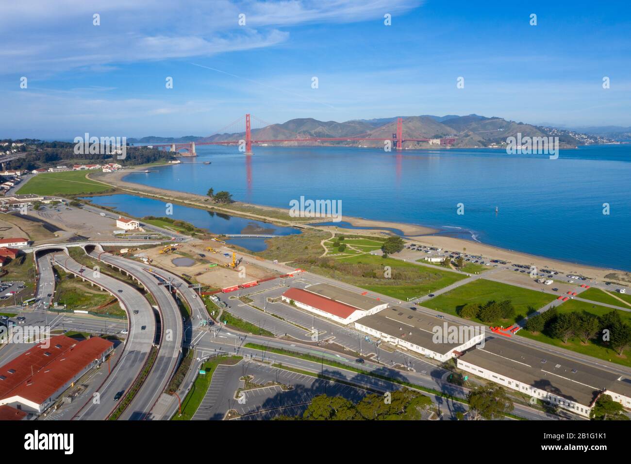 Golden Gate Bridge, San Francisco, vista aerea diurna con spazio copia in acqua blu in primo piano. Cielo blu con poche nuvole, ponte rosso. Vista dei droni. Foto Stock Golden Gate Bridge, San Francisco, vista aerea diurna con spazio copia in acqua blu in primo piano. Cielo blu con poche nuvole, ponte rosso. Vista dei droni. Foto Stock