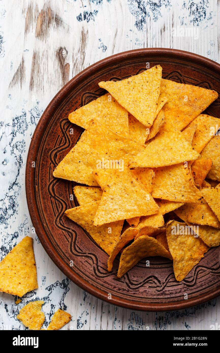 Tortilla chip in ceramica piastra vista dall'alto, primo piano Foto Stock
